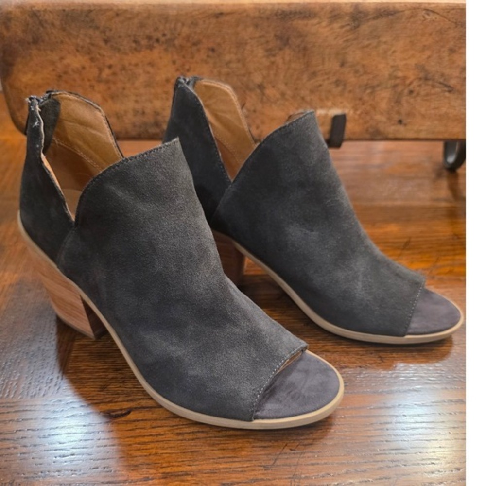 Susina Womens Gray Suede Peep Toe Ankle Booties V-Cut Block Heel Size 9M